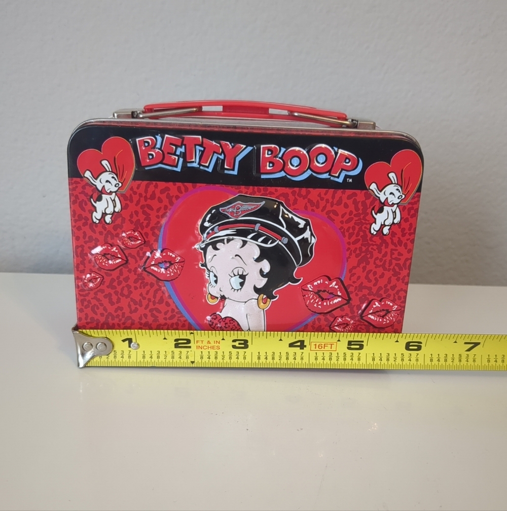 Betty Boop 2005 Small Tin Box + 17 Betty Boop Magnets - Picture 9 of 10